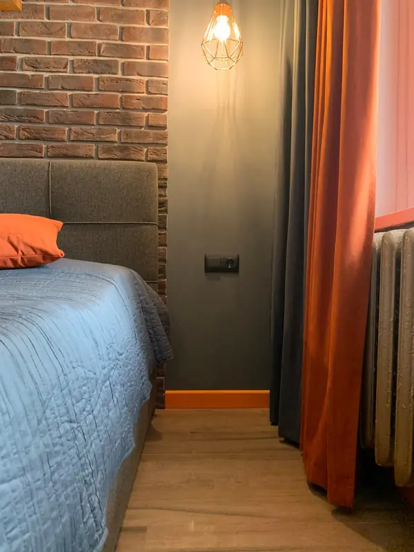 Спальня с яркими акцентами