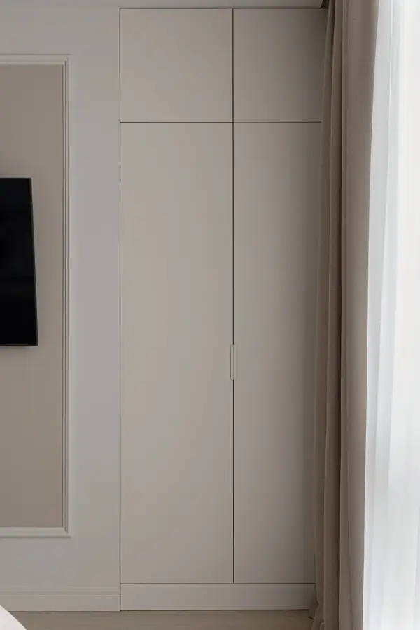 Бежевый шкаф в спальню в цвет стен