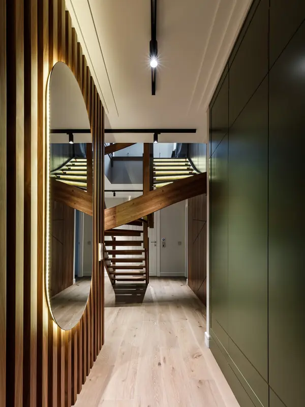 Двухуровневая квартира с лестницей из дерева и стекла