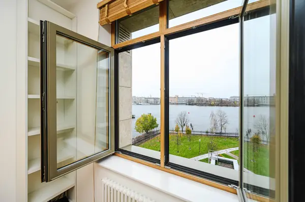 Мраморная студия в снежный день