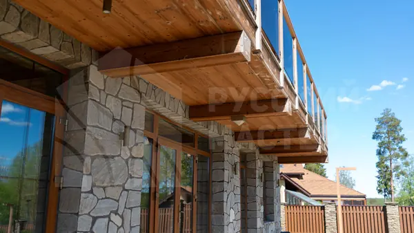 Дом в стиле шале на берегу Правдинского озера