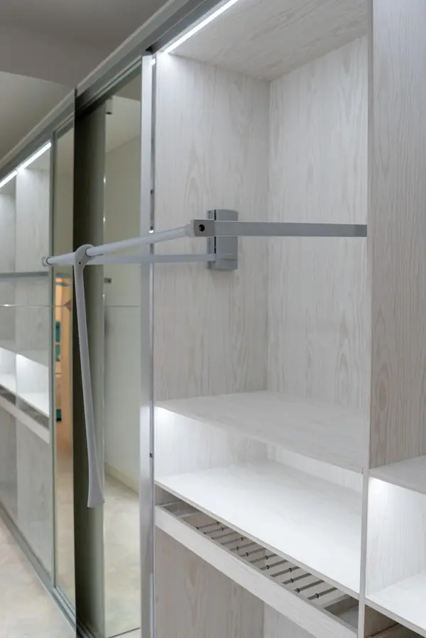 Гардеробная raumplus с LED-подсветкой, брючницами и пантографами