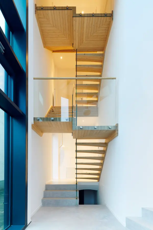 Консольная лестница из БауБухе со стеклянным ограждением