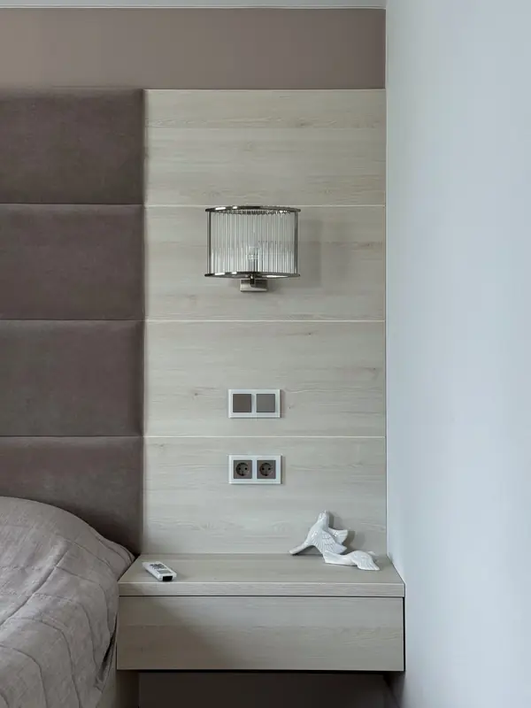 Мягкое изголовье, бра для чтения и розетки для зарядки гаджетов