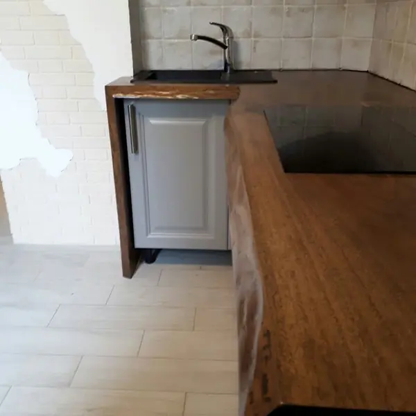 Столешница из кавказского ореха на кухне