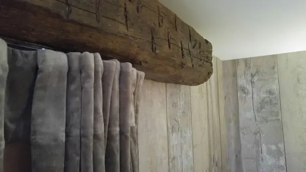 Дубовый карниз макро