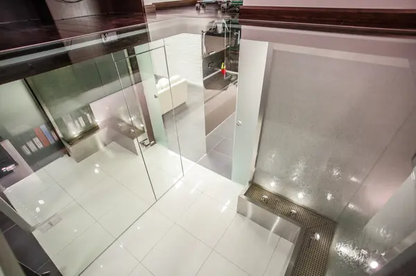 Офис со стеклянной лестницей