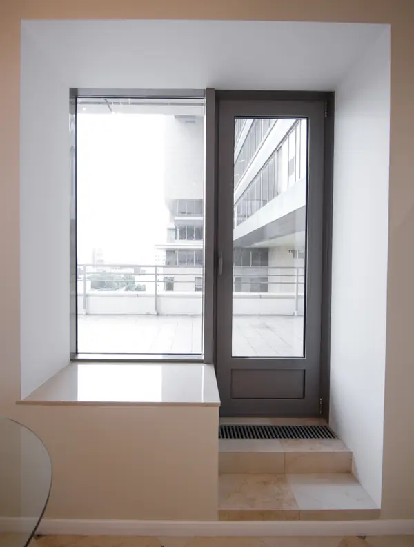 Бело-серая кухня в современном стиле