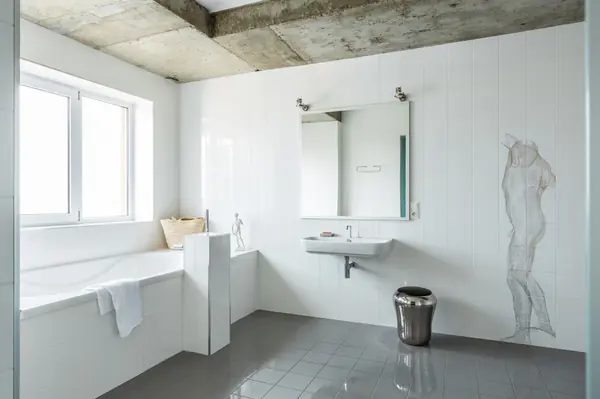 Хозяйский санузел с ванной под окном