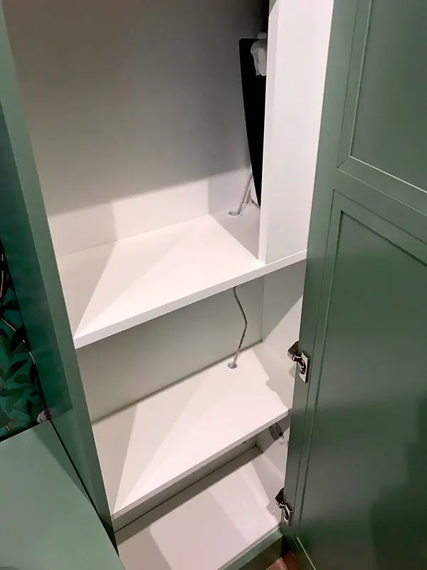 Шкаф в прихожую с жалюзийными дверцами