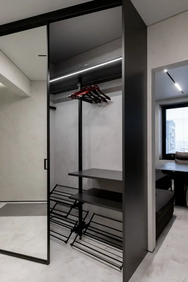 Угловой шкаф в прихожую с системой UNO raumplus