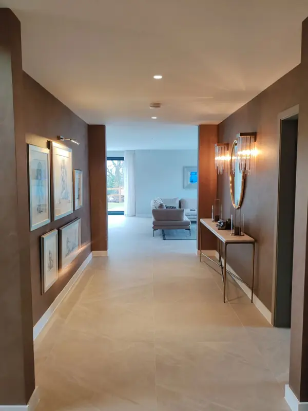 Декоративная штукатурка с эффектом мокрый шелк для коридора  и лестницы