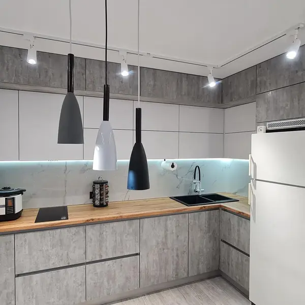 Серая угловая кухня в стиле лофт с матовыми фасадами