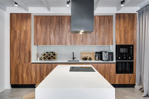 Минималистичная кухня с акцентом на натуральность!