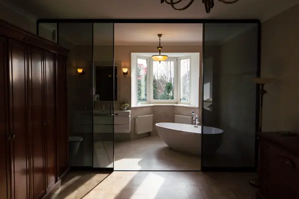 Раздвижная межкомнатная перегородка raumplus в темном тонком профиле