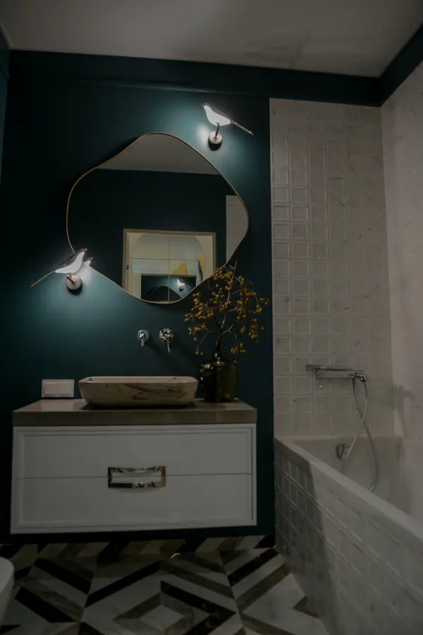 санузел с золотыми птицами