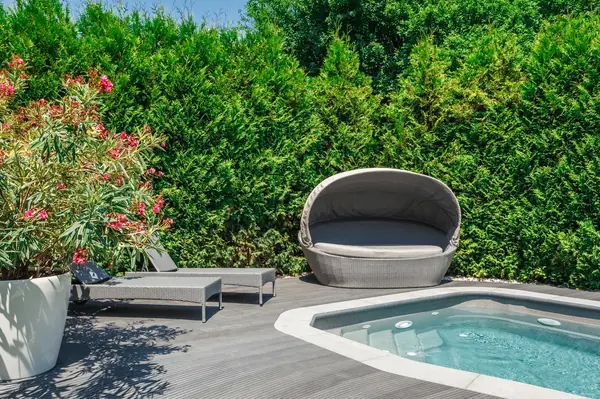 Бассейн на территории частного дома.