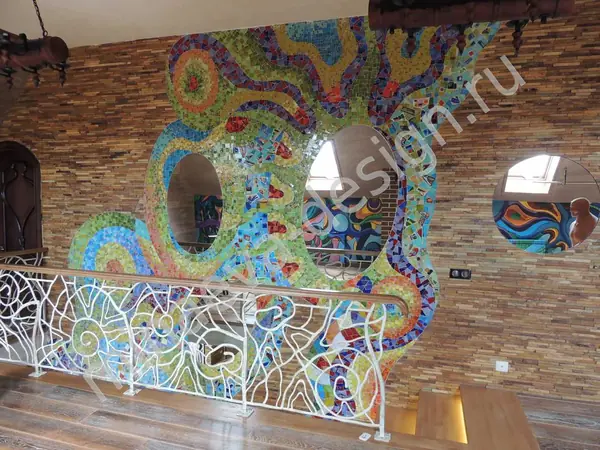 Ручная мозаика в стиле Гауди (25 кв.м), лестничный пролет