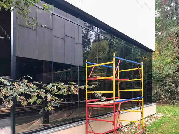 Безрамное остекление веранды и стеклянное ограждение на крыше.