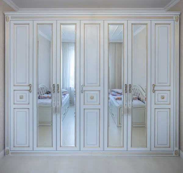 Шкаф в классическом стиле