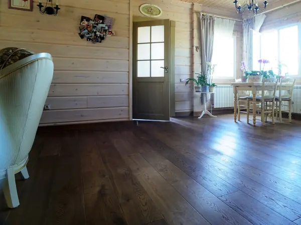 Паркетная доска из массива дуба Tantum Quercus в интерьере (загородный дом)