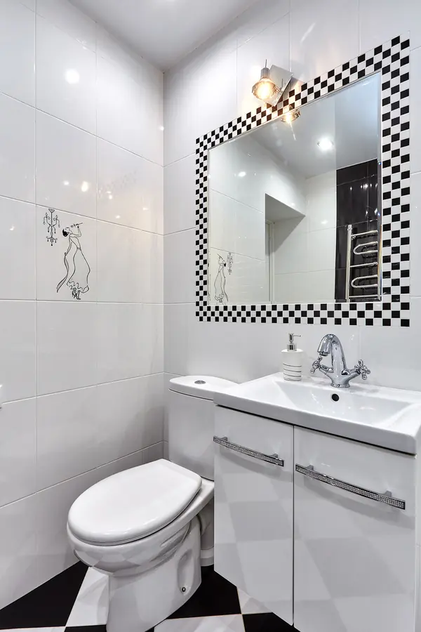 Дуплекс в трех уровнях и чёрно-белых тонах.