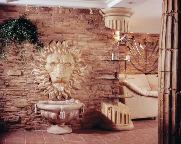 Декор интерьера. Фонтан "Лев"