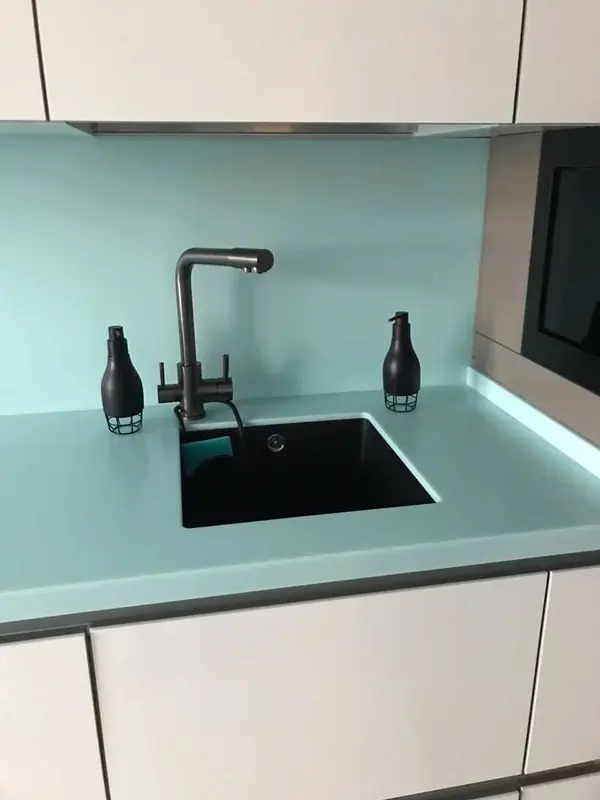 Столешница с кухонным фартуком из искусственного камня Corian Mint Ice