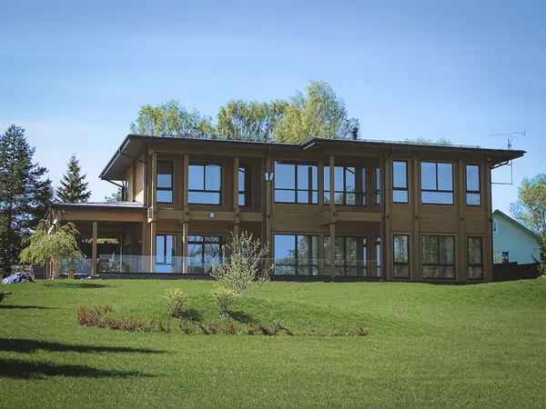 Вид на главный фасад со стороны Волги