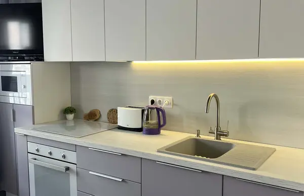 Кухонный гарнитур в лавандовом цвете от дизайнера