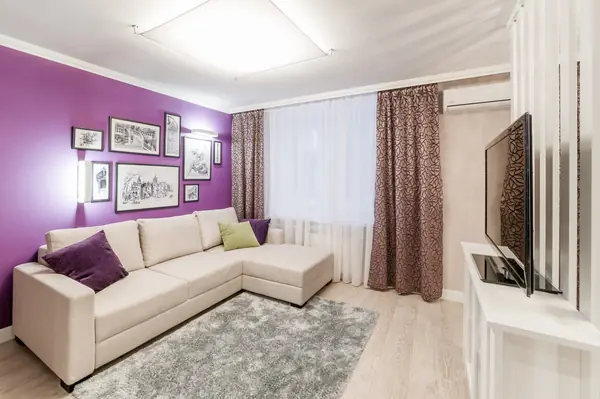 Глубокий винный цвет в интерьере стандартной двушки