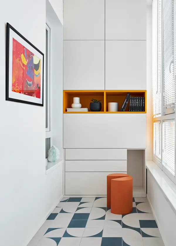 Яркая квартира с желтым диваном и голубой стеной в спальне