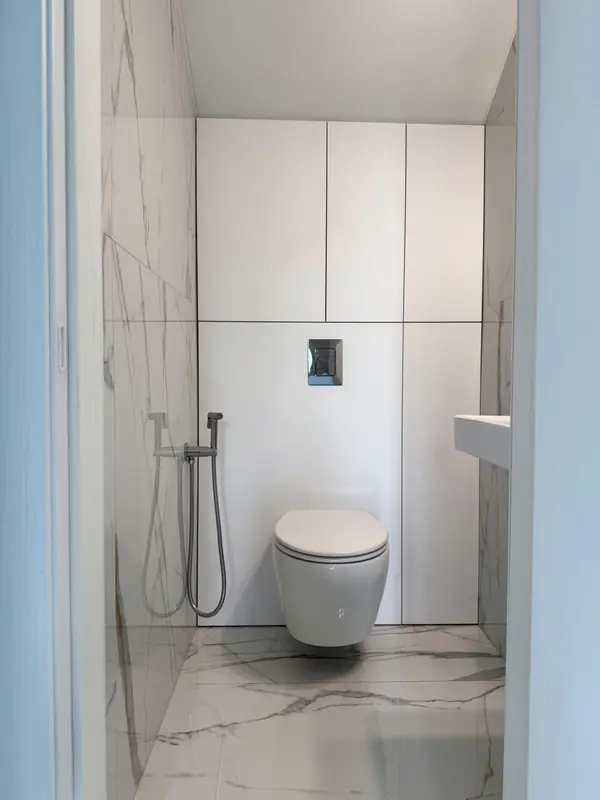 Коммуникации и хранение бытовой химии за стеновой панелью