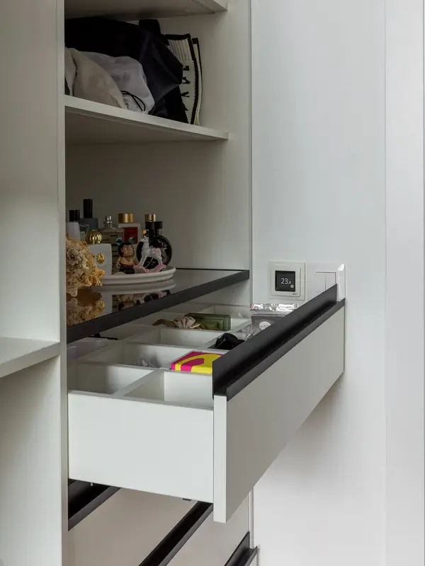 Гардеробная и прикроватные тумбы в спальне в ЖК Матч Поинт