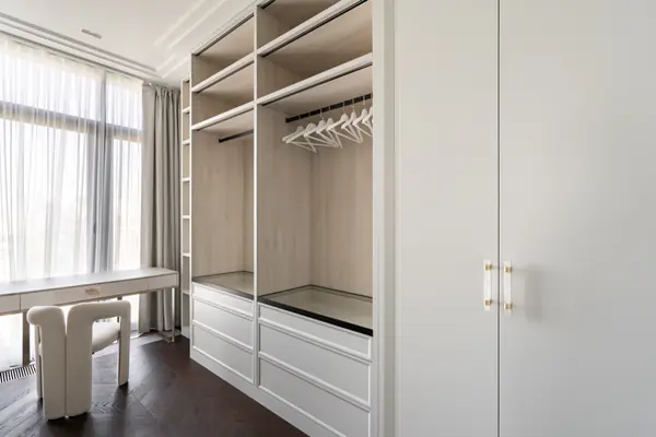 Шикарная квартира с белой мебелью