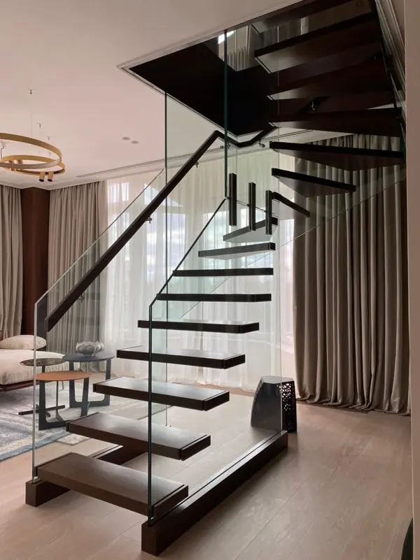 Лестница из стекла и дерева