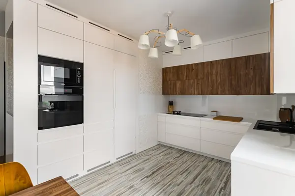 Белая кухня на которой есть газ