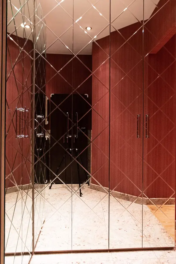 Распашной зеркальный шкаф raumplus