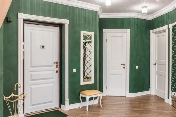 Холл цвета зелёного сукна.