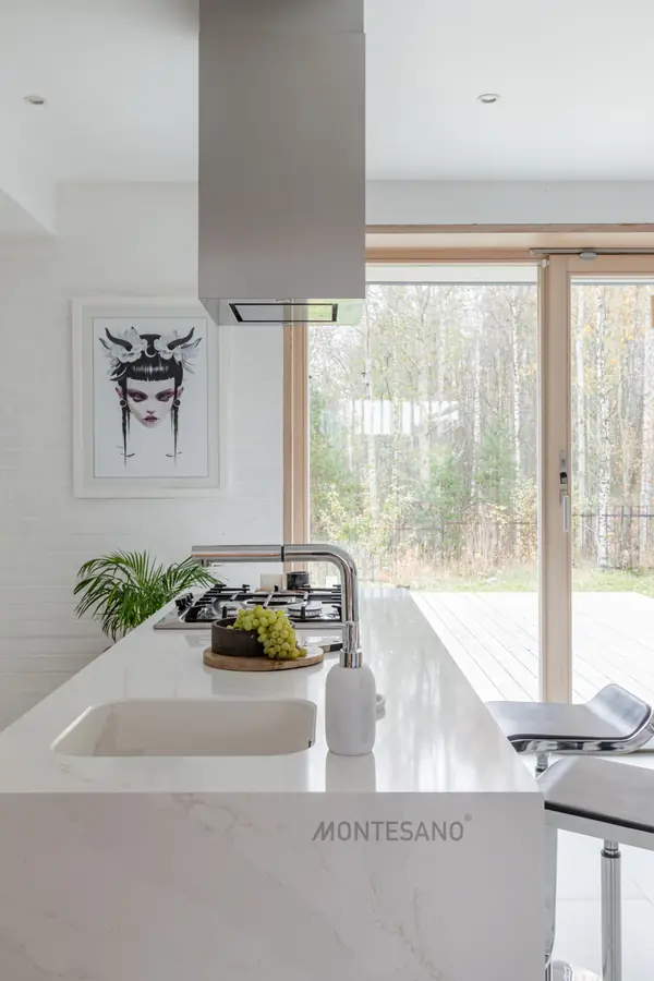 Кухня с островом в загородный дом