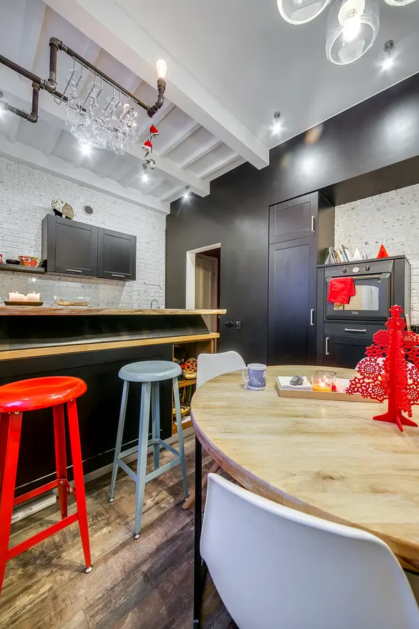 Просторная кухня в стиле лофт