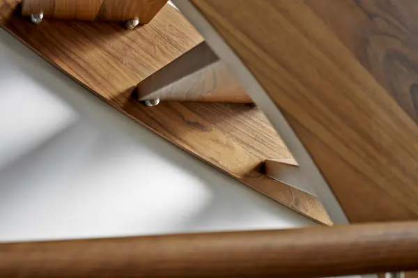 Классическая лестница из африканской породы Амазаку