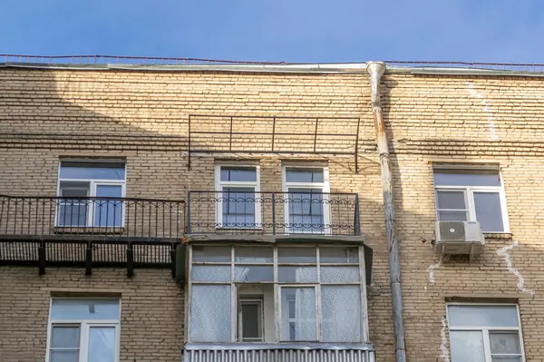 Окна из лиственницы, подоконники и столешница из искусственного камня