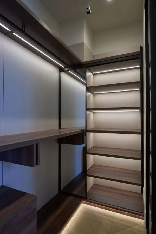 Домашний кабинет с отдельной зоной для хранения