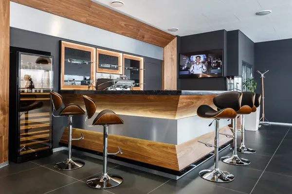 Интерьер для переговорной и зоны отдыха Mercedes-Benz.