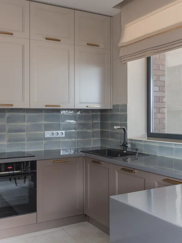 Кухня-гостиная с камином в коттедже Малая Царевщина