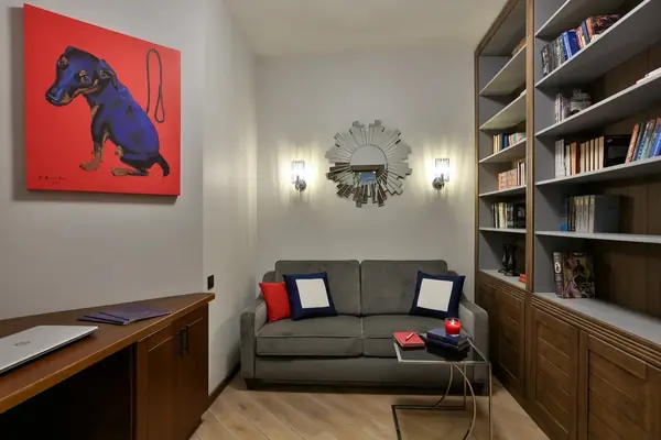 Книжный шкаф, паркет, угловой стол, плинтус