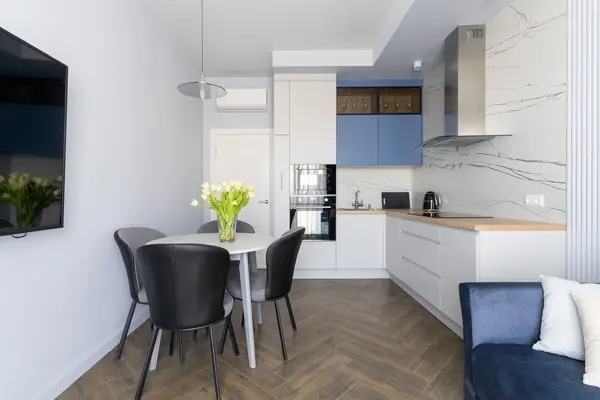 Кухня-гостиная, облегченная, светлая в основном объеме и с акцентным светом, в с