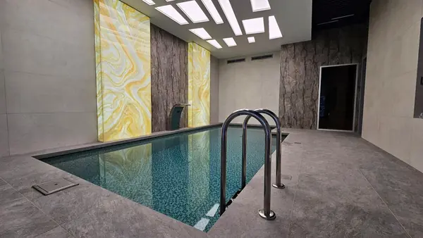 Бассейн в загородном доме