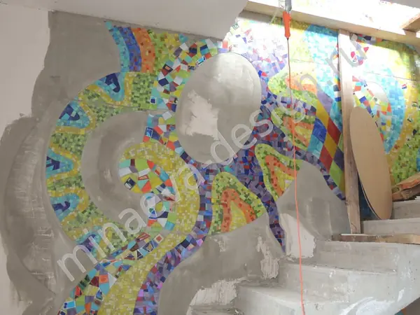 Ручная мозаика в стиле Гауди (25 кв.м), лестничный пролет